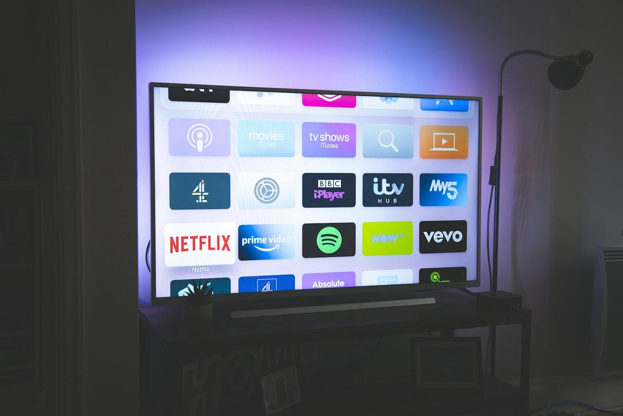 Salonda duvara monte edilmiş LED televizyon